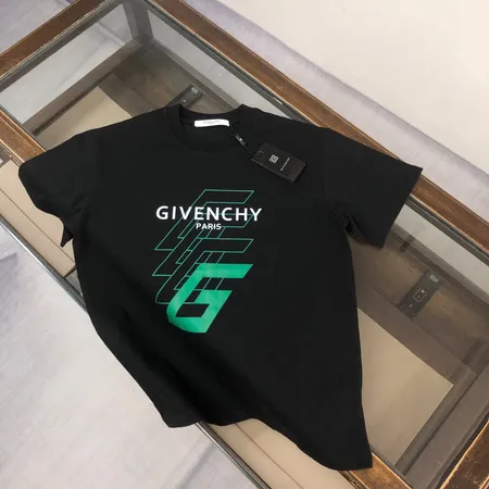 ジバンシィ Tシャツ