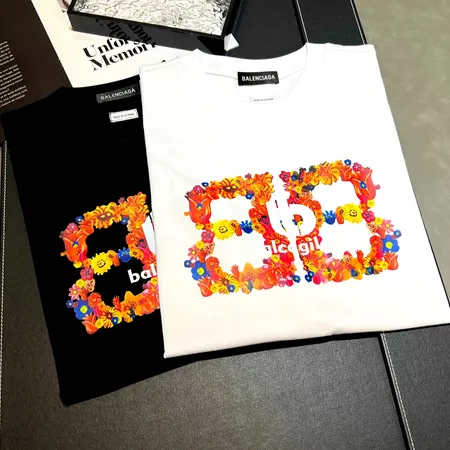 バレンシアガ Tシャツ