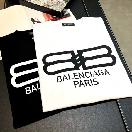 バレンシアガ Tシャツ