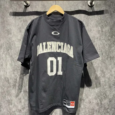 バレンシアガ Tシャツ