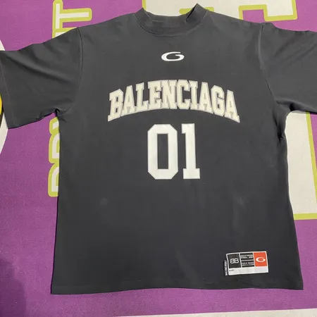 バレンシアガ Tシャツ