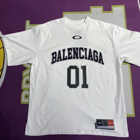 バレンシアガ Tシャツ