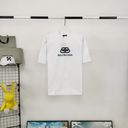 バレンシアガ Tシャツ