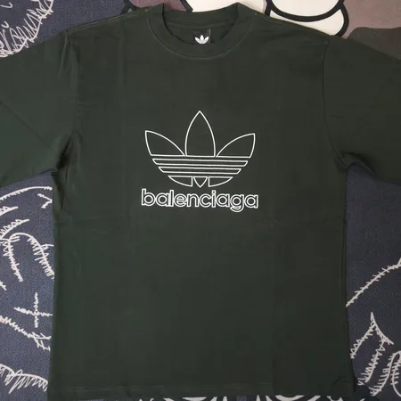 バレンシアガ Tシャツ