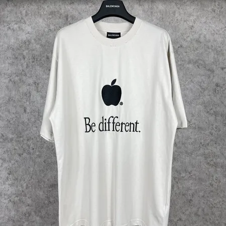 バレンシアガ Tシャツ