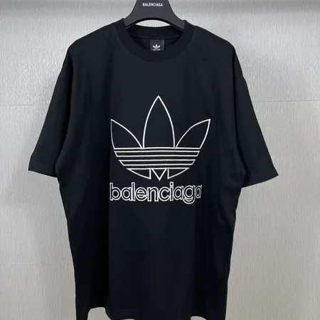 バレンシアガ Tシャツ