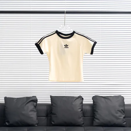 アディダス Tシャツ