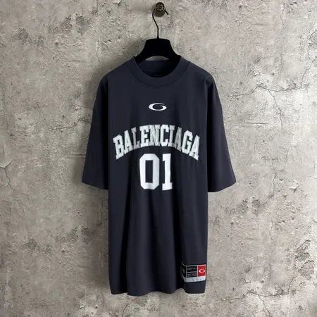 バレンシアガ Tシャツ