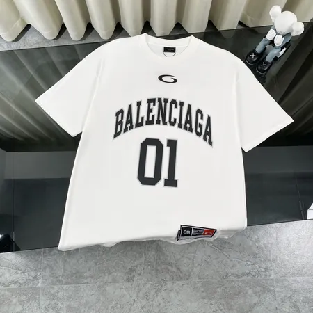 バレンシアガ Tシャツ