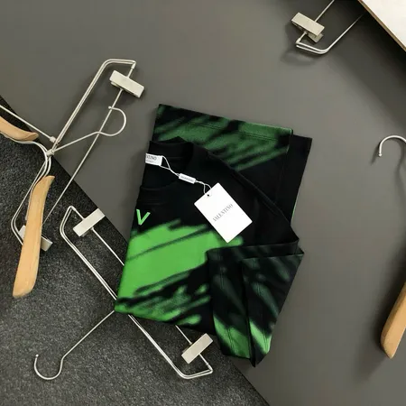 ヴァレンティノ Tシャツ