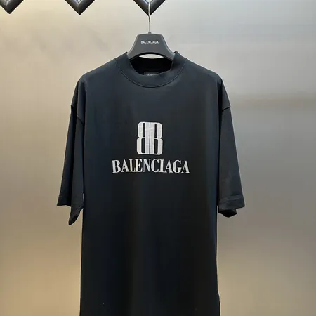 バレンシアガ Tシャツ