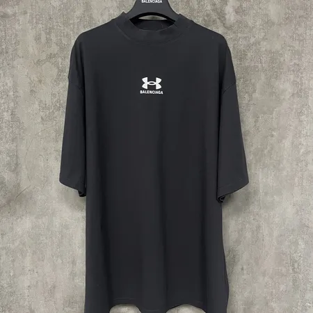 バレンシアガ Tシャツ