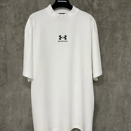 バレンシアガ Tシャツ