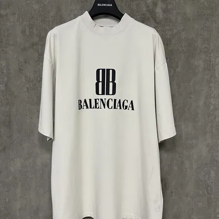 バレンシアガ Tシャツ