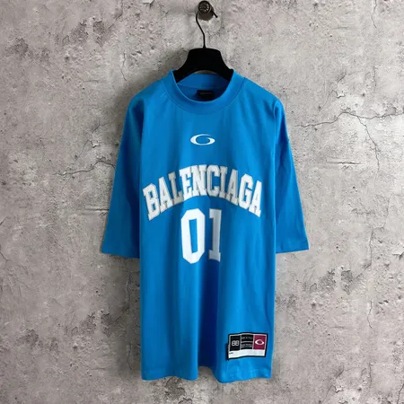 バレンシアガ Tシャツ