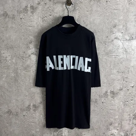 バレンシアガ Tシャツ