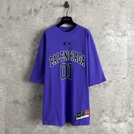 バレンシアガ Tシャツ