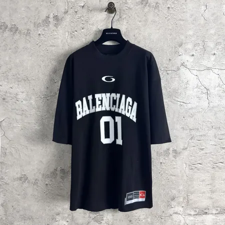 バレンシアガ Tシャツ