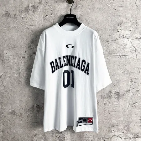 バレンシアガ Tシャツ