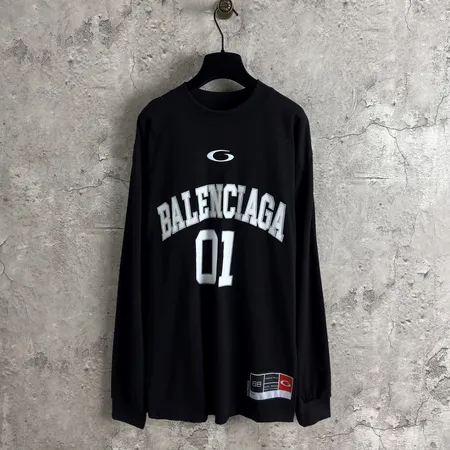 バレンシアガ Tシャツ