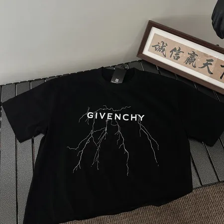 ジバンシィ Tシャツ