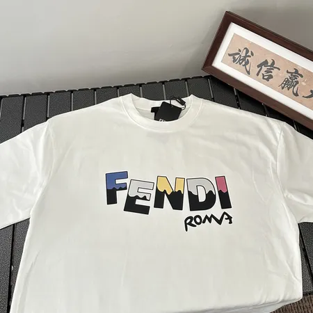 フェンディ Tシャツ