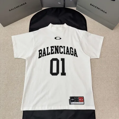 バレンシアガ Tシャツ