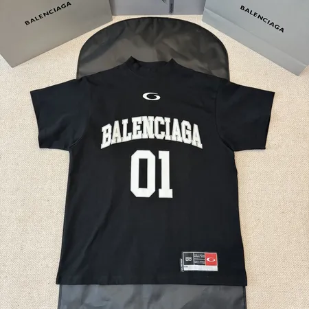 バレンシアガ Tシャツ