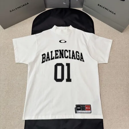 バレンシアガ Tシャツ