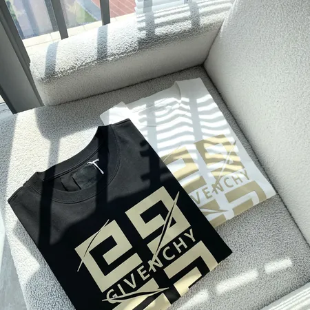 ジバンシィ Tシャツ