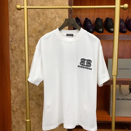 バレンシアガ Tシャツ