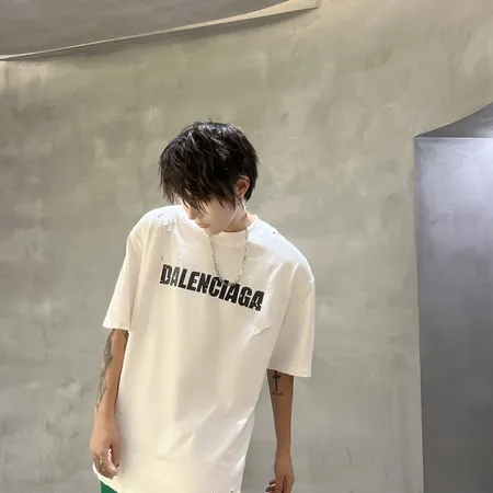 バレンシアガ Tシャツ