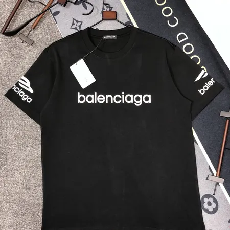 バレンシアガ Tシャツ