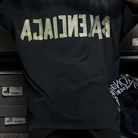 バレンシアガ Tシャツ