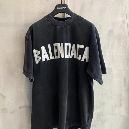 バレンシアガ Tシャツ