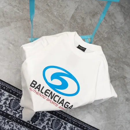 バレンシアガ Tシャツ