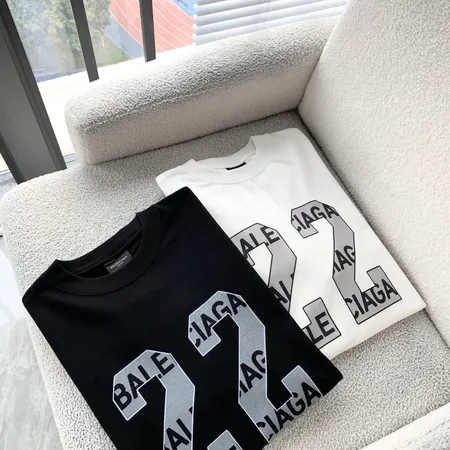 バレンシアガ Tシャツ