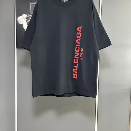 バレンシアガ Tシャツ
