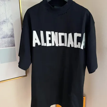 バレンシアガ Tシャツ