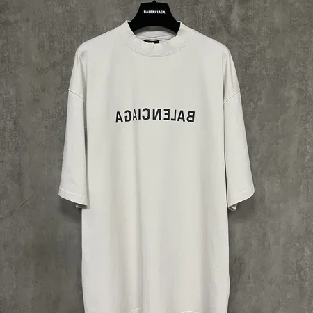 バレンシアガ Tシャツ