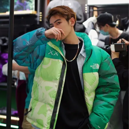 カウズ ダウンジャケット