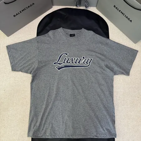 バレンシアガ Tシャツ