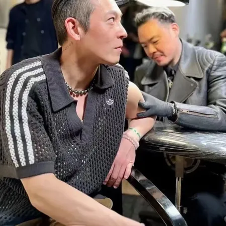 アディダス Tシャツ