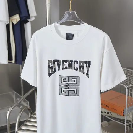 ジバンシィ Tシャツ