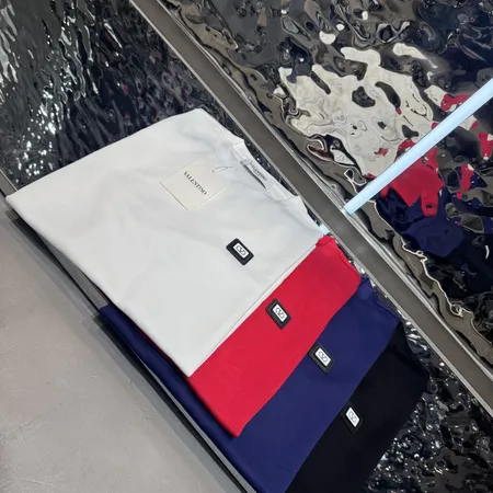 ヴァレンティノ Tシャツ