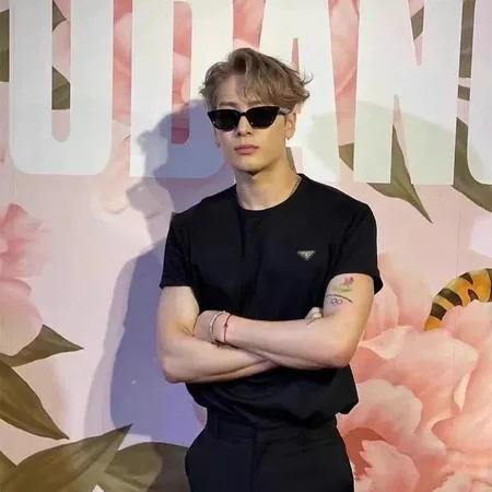 プラダ Tシャツ