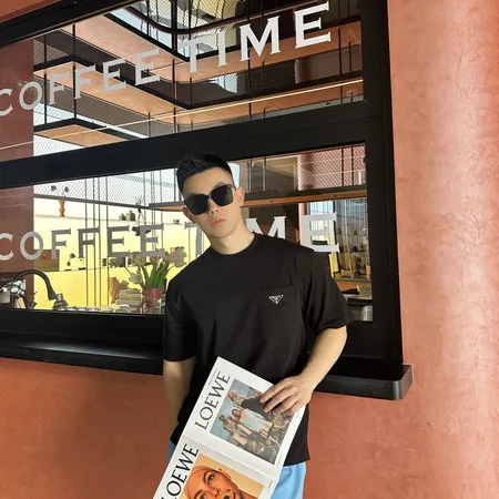 プラダ Tシャツ