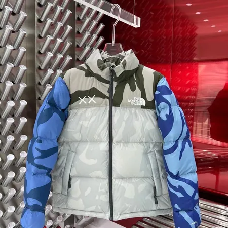 カウズ ダウンジャケット