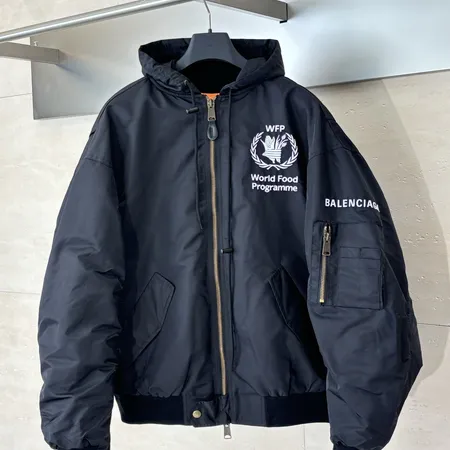 バレンシアガ ダウンジャケット