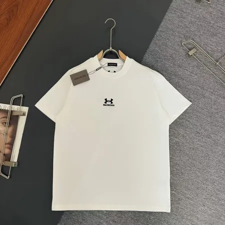 バレンシアガ Tシャツ